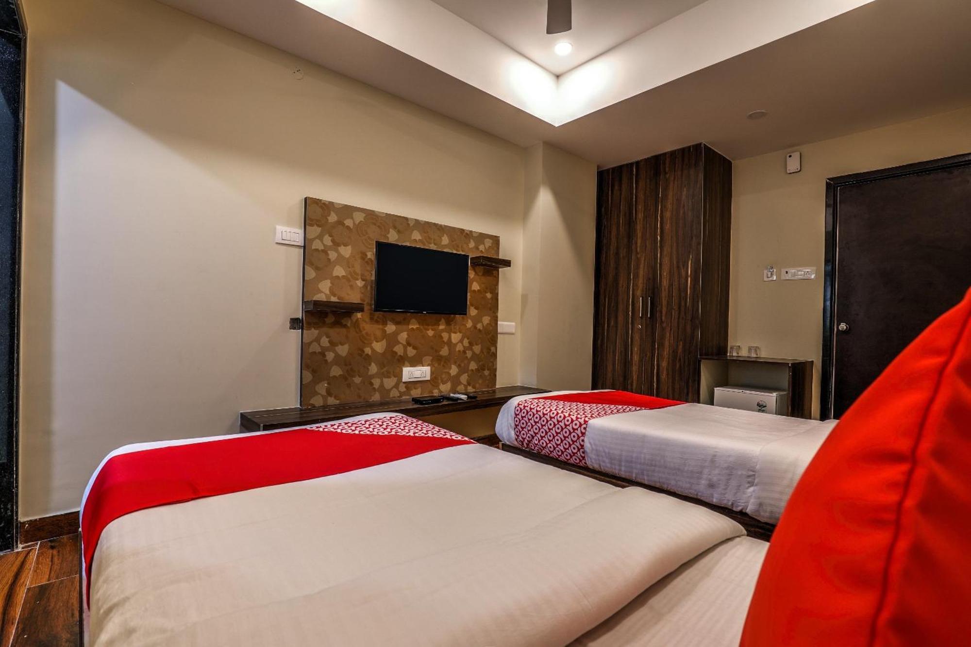 Capital O Sky Grand Hotel ไฮเดอราบัด ภายนอก รูปภาพ