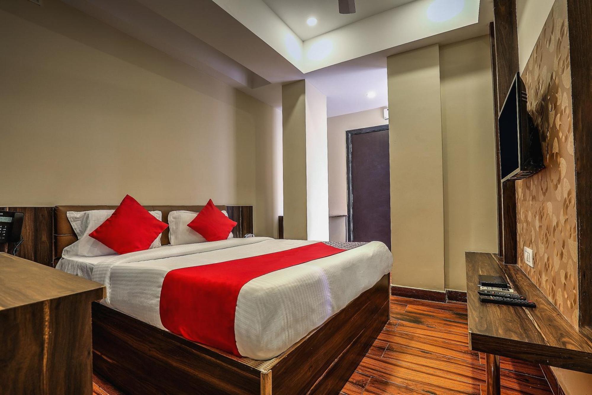 Capital O Sky Grand Hotel ไฮเดอราบัด ภายนอก รูปภาพ