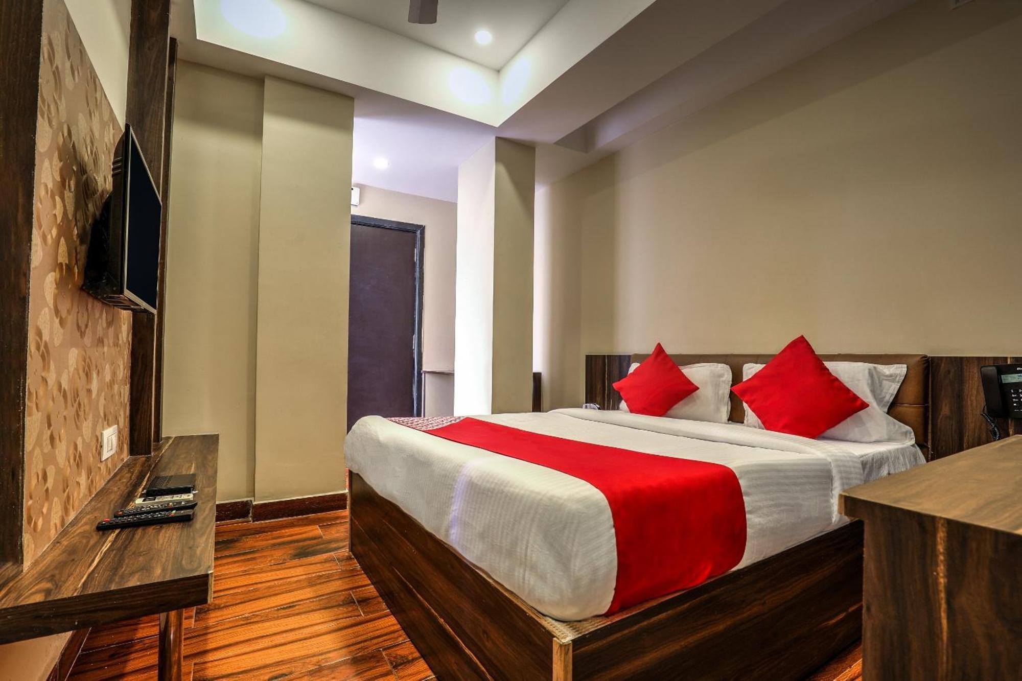 Capital O Sky Grand Hotel ไฮเดอราบัด ภายนอก รูปภาพ