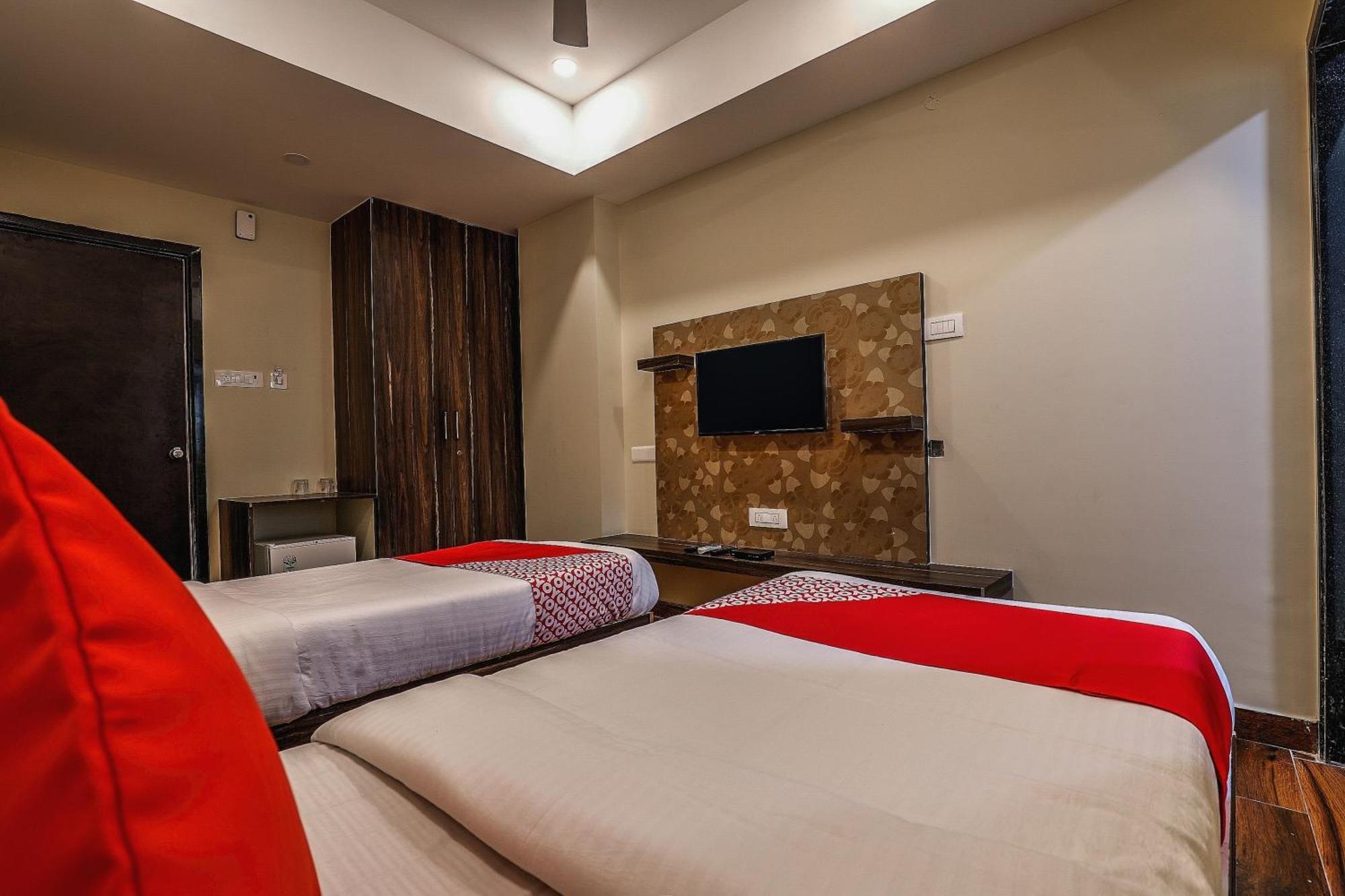 Capital O Sky Grand Hotel ไฮเดอราบัด ภายนอก รูปภาพ
