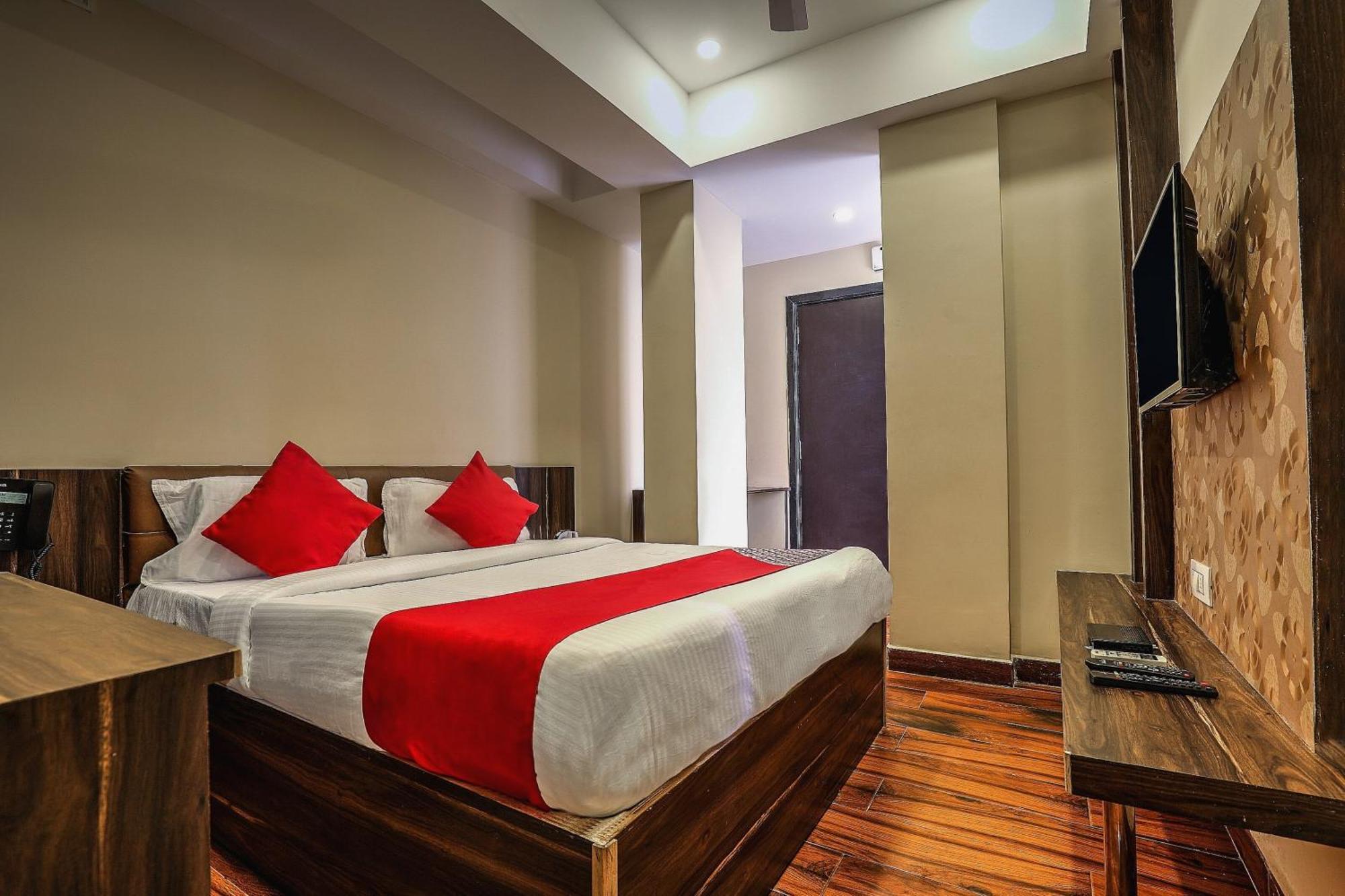 Capital O Sky Grand Hotel ไฮเดอราบัด ภายนอก รูปภาพ